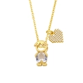 Detalle de collar dorado con colgante de niño en circón y corazón de píxel - Niño-Piedra de corazón blanca