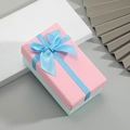 Scatola regalo rosa e blu con un fiocco di nastro di raso blu e finitura testurizzata - Coperchio Rosa Base Blu / Medio