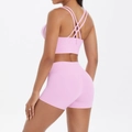 Ensemble de yoga rose avec brassière croisée et short taille haute sur mannequin - S / Haut Et Bas / Rose Sakura