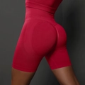 Detail der roten nahtlosen High-Waist Yoga-Shorts mit atmungsaktivem Strickmuster - Rot
