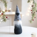 Gnome de Noël gris fait main de 28cm avec bonnet à cœur pour décoration de table - Chapeau Gris Clair avec Décoration Cœur Noir (N° 8)
