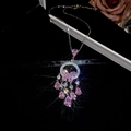 Gros plan du collier papillon argenté avec zircon rose dans une boîte en velours - Collier anneau papillon rose (21#) / Argent/Rose