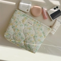 Vue détaillée de la trousse de maquillage en coton matelassé avec fleurs et fermeture - Fleur Vert Jaune