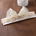 Fascia neonata in pizzo bianco con grande fiocco di tulle e centro in perle fini - Fiocco di Perle Beige