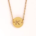 Gros plan du pendentif pièce dorée avec lettre K sur une fine chaîne en acier inoxydable - Lettre K