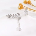 Dettaglio di orecchini a foglia d'argento con zirconi e nappe lunghe e delicate - Stile Nappa Argento