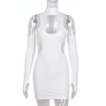 Weißes figurbetontes Kleid mit Ausschnitt, Stehkragen und passenden Armstulpen an einer Puppe - S / Weiß