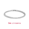 Nahaufnahme der 3mm Zirkoniasteine auf dem silbernen Tennisarmband mit Box-Verschluss - 3mm Rundschliff Zirkonia (45A) / Weißgold (45A)