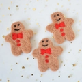 Drei Plüsch-Lebkuchenmann Weihnachtsanhänger mit roten Schleifen und Schlaufen - Kleines Ornament 3-teiliges Set