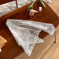 Dettaglio di un foulard in pizzo bianco a fiori con bordo smerlato su legno antico - Motivo Floreale Orizzontale (SJJ04-3)