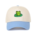 Casquette trucker bicolore avec broderie grenouille et nénuphar sur fond crème et bleu - Blanc Cassé et Bleu Clair
