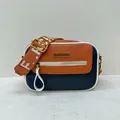 Borsa a tracolla in ecopelle marrone e blu navy con ampia tracolla logata - Marrone e Nero