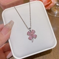 Collier avec pendentif trèfle rose et chaîne argentée sur coussin à bijoux - Acier Titane X254 - Maintien De La Couleur