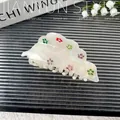 Elegante pinza para el pelo en acetato blanco opale con pedrería floral de colores - Hoja 8.5CM