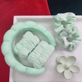 Light green spa headband set with plush wristbands and flower clip on tray - Green 6pcs Set (Headband, Hair Clip, Scrunchies, Wristbands)