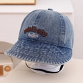 Primer plano del bordado en gorro de sol denim para bebé con correa cortavientos - 50cm (1-3 años) / Azul oscuro