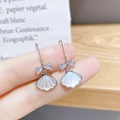 Elegante silberne Schleifenohrringe mit fächerförmiger Perlmutt-Einlage und Kristallen - Silber E246 Schleife Muschel