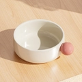 Keramik Futternapf in Cremeweiß mit niedlichem rosa Kugelgriff auf einem Holztisch - Einzelne Keramikschale (beige)