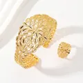 Exquisites vergoldetes Brautschmuck-Set mit offenem Armreif und passendem Ring in Blattoptik - Hohlblütenblatt Stil (Armband+Ring 4)