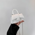 Mini sac à main en cuir grainé blanc avec bandoulière chaîne perlée et poignée ronde - Blanc