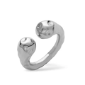 Detailansicht eines silbernen offenen Rings mit skulpturaler Flüssigmetall-Textur glanz - Offener Ring / Weißgold