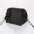 Nahaufnahme einer schwarzen Kordelzug-Kosmetiktasche mit glänzendem Nylon-Finish und Klappe - Reines Schwarz