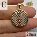 Detalle del colgante Guadalupe de 20mm en oro con circonitas cúbicas y grabado preciso - Estilo C-Crucifijo de Jesús (20mm)