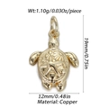 Vue détaillée du pendentif tortue dorée de 19 mm avec relief d'étoile de mer et détails cuivre - Tortue de Mer Étoile de Mer/Or/Animal