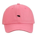 Detailaufnahme der rosa Baumwoll-Basecap mit schwarzer Eisbären-Stickerei - Rosa