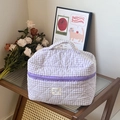 Dettaglio della borsa per il trucco trapuntata a quadretti color bacca con manico superiore - Gingham Mirtillo (Cerniera Viola)