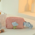 Beauty case rosa in velluto a coste con fiore blu e manico pieghettato morbido - Wristlet / Rosa