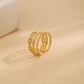 Verstellbarer mehrlagiger Goldring aus Edelstahl mit Kettentextur und kleinem Schmetterling - Lagenlook Schmetterling Stil