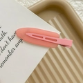 Dettaglio della clip per capelli a goccia rosa satinata con texture su carta bianca - Rosa Fluorescente