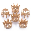 Detailansicht von sechs goldenen Legierungskronen-Anhängern für DIY-Schmuck und Ketten - KC Gold