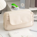 Détail d'une trousse en toile beige avec pochette à rabat sur un bureau bien rangé - Blanc Cassé