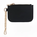 Dettaglio mini pochette in nylon nero con cerniera dorata e portachiavi a catena - Nero