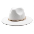 Klassieke witte wollen fedora hoed met een stijlvolle gouden ketting voor dames en heren - M (56-58cm) / Wit