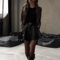 Eleganti pantaloncini neri in ecopelle da donna con blazer marrone e stivali coordinati - S / Nero