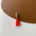 Ciondolo a forma di orsetto rosso in resina con chiusura dorata e strass per collana - Ciondolo orsetto rosso micro-pavé