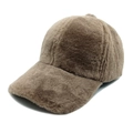 Dettaglio del berretto da baseball marrone in peluche spesso con trama in ecopelliccia - M (56-58cm) / caffè