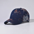 Dettaglio cappello baseball denim blu scuro con motivi astratti arancio e bianco - Stampa Arancione