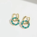 Detail van gouden oorringen met blauwgroen email en veelkleurige zirkonia-stenen - Marineblauwe Ring