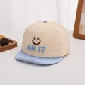Dettaglio del cappellino bimbo con visiera morbida, ricamo sorriso e design bicolore - 48-50cm (6-20 Mesi) / Blu