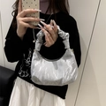 Bolso de mano de media luna plateado plisado con asa rizada y acabado metálico - Gris