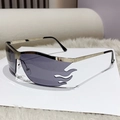 Occhiali da sole chic in metallo dorato con lenti grigie a fiamma e taglio ondulato - Montatura Argento Lente Grigio Nero