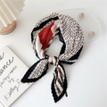 Foulard plissé aux motifs géométriques rouge, noir et blanc avec un nœud élégant - Bord Noir Rayures Mixtes