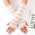 Dettaglio della trama a maglia a righe rosa e bianche degli scaldabraccia - Rosa + Bianco