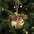 Campana di Natale dorata con pigne e ritagli di stelle su un ramo di un albero festivo - Oro