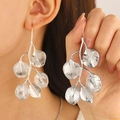 Boucles d'oreilles pendantes en argent avec feuilles martelées au style bohème chic - Forme de Branche de Feuille / Or blanc