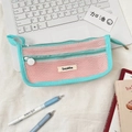 Dettaglio dell'astuccio in rete rosa e verde menta con doppia cerniera e logo - Rosa Chiaro